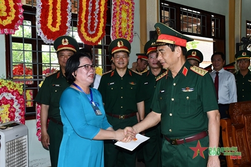 Đại tướng Phan Văn Giang tri ân các Anh hùng liệt sĩ tại tỉnh Quảng Trị